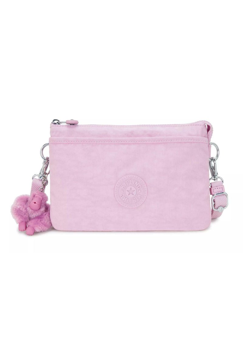 Borsa in tessuto rosa con chiusura zip, caratterizzata da un logo rotondo e un portachiavi a forma di scimmietta rosa pelosa attaccato. Texture liscia e design semplice.