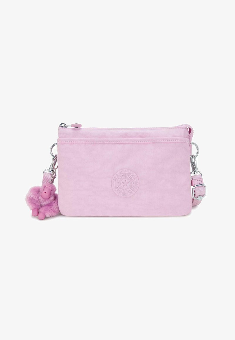 Borsa in tessuto rosa con chiusura zip, caratterizzata da un logo rotondo e un portachiavi a forma di scimmietta rosa pelosa attaccato. Texture liscia e design semplice.