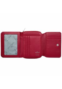 Portefeuille en cuir rouge avec fermeture éclair, plusieurs emplacements pour cartes et une fenêtre transparente pour l'identité. Présente une texture lisse et un détail de logo en relief.