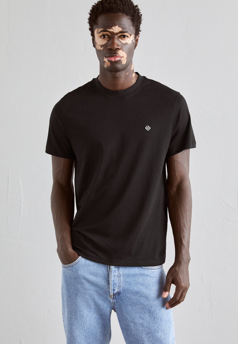 sandro CROSS - Camiseta básica - noir