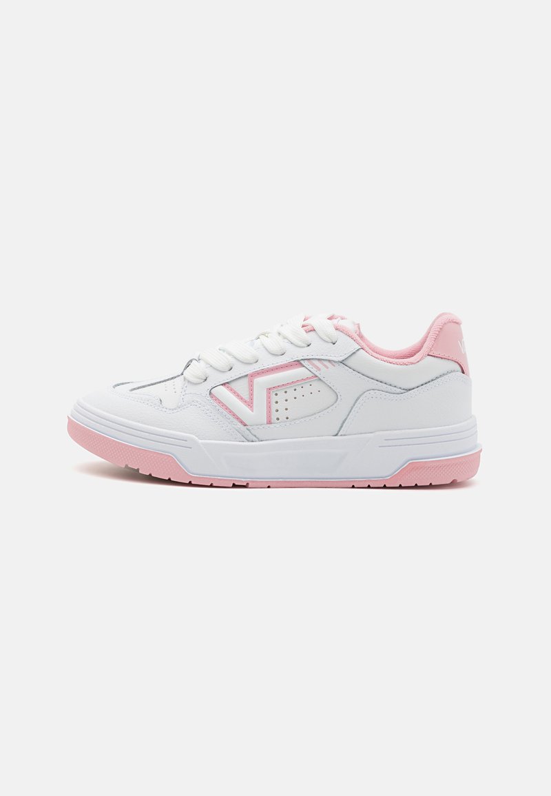 Zapatilla deportiva blanca con acentos en rosa, presenta una suela texturizada, punta redonda y diseño de cordones. El lateral tiene un patrón decorativo de corte.