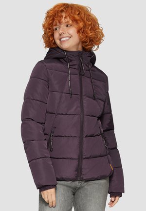 Doudoune de couleur violet profond avec une capuche, des poignets élastiques, une fermeture éclair à l'avant et deux poches latérales. Présente un design matelassé et des accents à cordon de serrage.