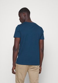 Tommy Hilfiger TOMMY LOGO TEE - T-shirt estampada - dark lakeside