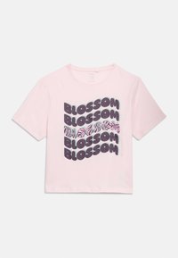 Ροζ ανοιχτόχρωμο T-shirt με κοντό μανίκι, με το κείμενο "BLOSSOM" επαναλαμβανόμενο τέσσερις φορές και μοτίβο ροζ και μαύρης ζέβρας στη μέση.
