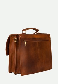 Braune Ledertasche mit strukturierter Form, einem oberen Griff, einer vorderen Reißverschlusstasche und goldfarbenen Hardware-Details. Texturierte Oberfläche, minimalistisches Design.