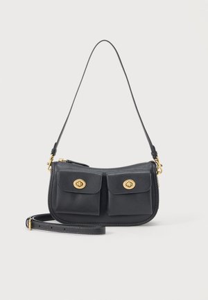 Zwarte leren schoudertas met twee voorvakken met klep en goudkleurige draaisluitingen, en een afneembare crossbodyriem.