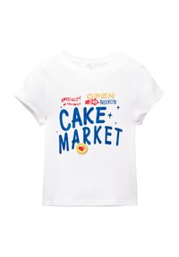Hvid bomulds-T-shirt med blå, rød og gul tekst med ordene "CAKE MARKET" og et cirkulært grafikmærke. Kortærmet, rund hals.