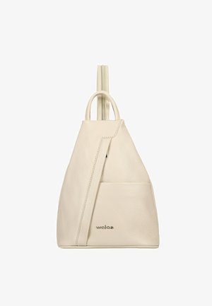 Zaino in pelle beige dalla forma triangolare, con una tasca frontale e chiusura superiore a zip. Superficie testurizzata con accenti di cuciture delicate.