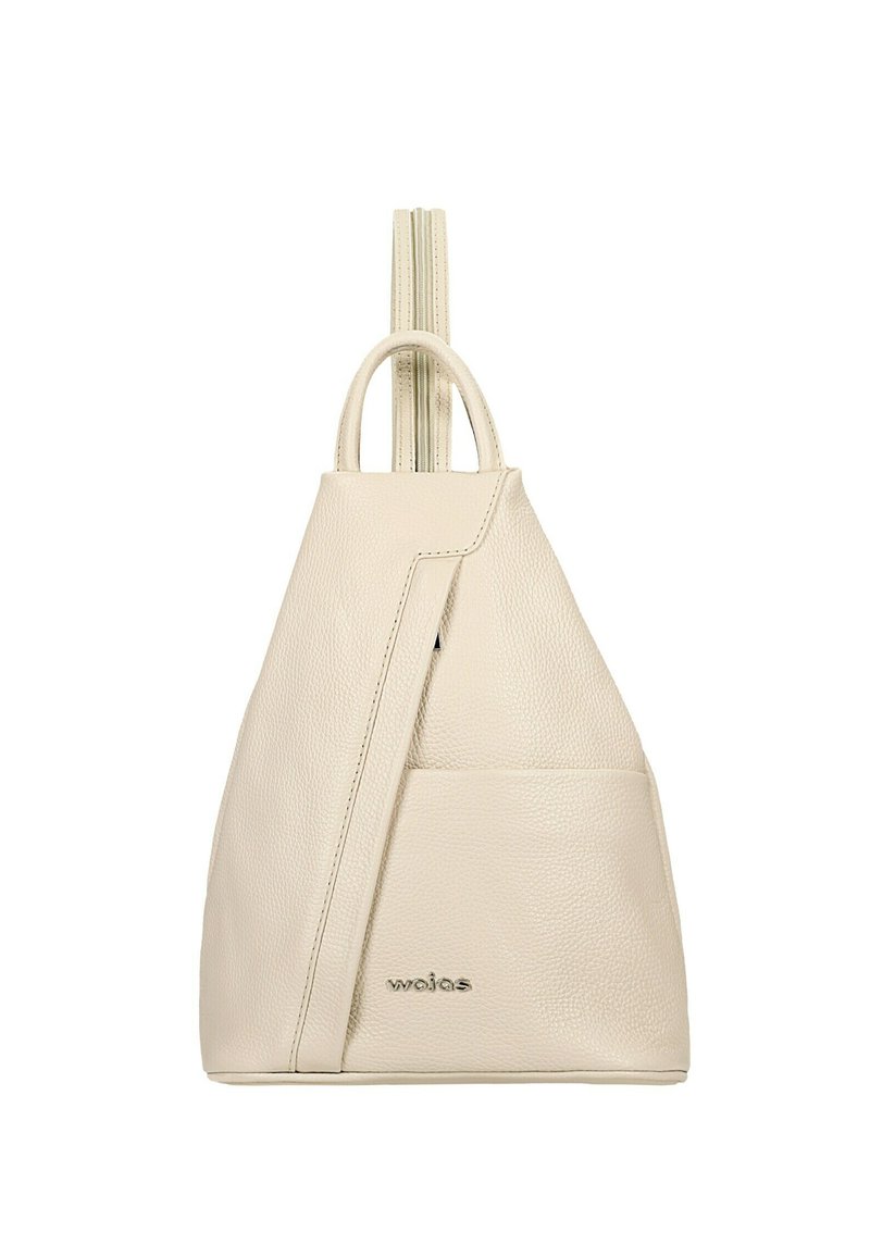 Beige kožený batoh trojúhelníkového tvaru, který má přední kapsu a horní zipové uzavření. Texturovaný povrch se decentními prošívanými detaily.