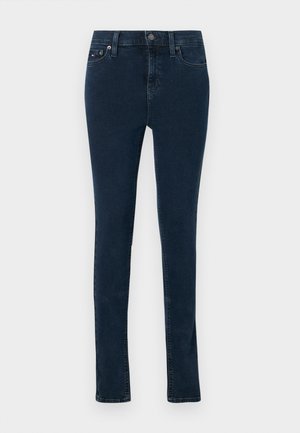 Dunkelblaue Denim-Jeans, slim fit, mit mittelhoher Taille, Fronttaschen und einem kleinen Logodetail auf der Rückseite. Standardnähte und Saum.
