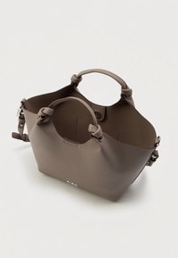 Ταμπά δερμάτινη τσάντα χειρός με δύο κόμπους χειρολαβές, ανοιχτή κορυφή, μαγνητικό κλείσιμο και αποσπώμενο φαρδύ λουράκι σε λευκό φόντο.