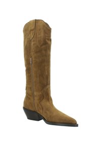 Bota de ante marrón hasta la rodilla con punta afilada, cremallera lateral, tacón inclinado y costuras decorativas en el eje. Textura suave en toda la bota.
