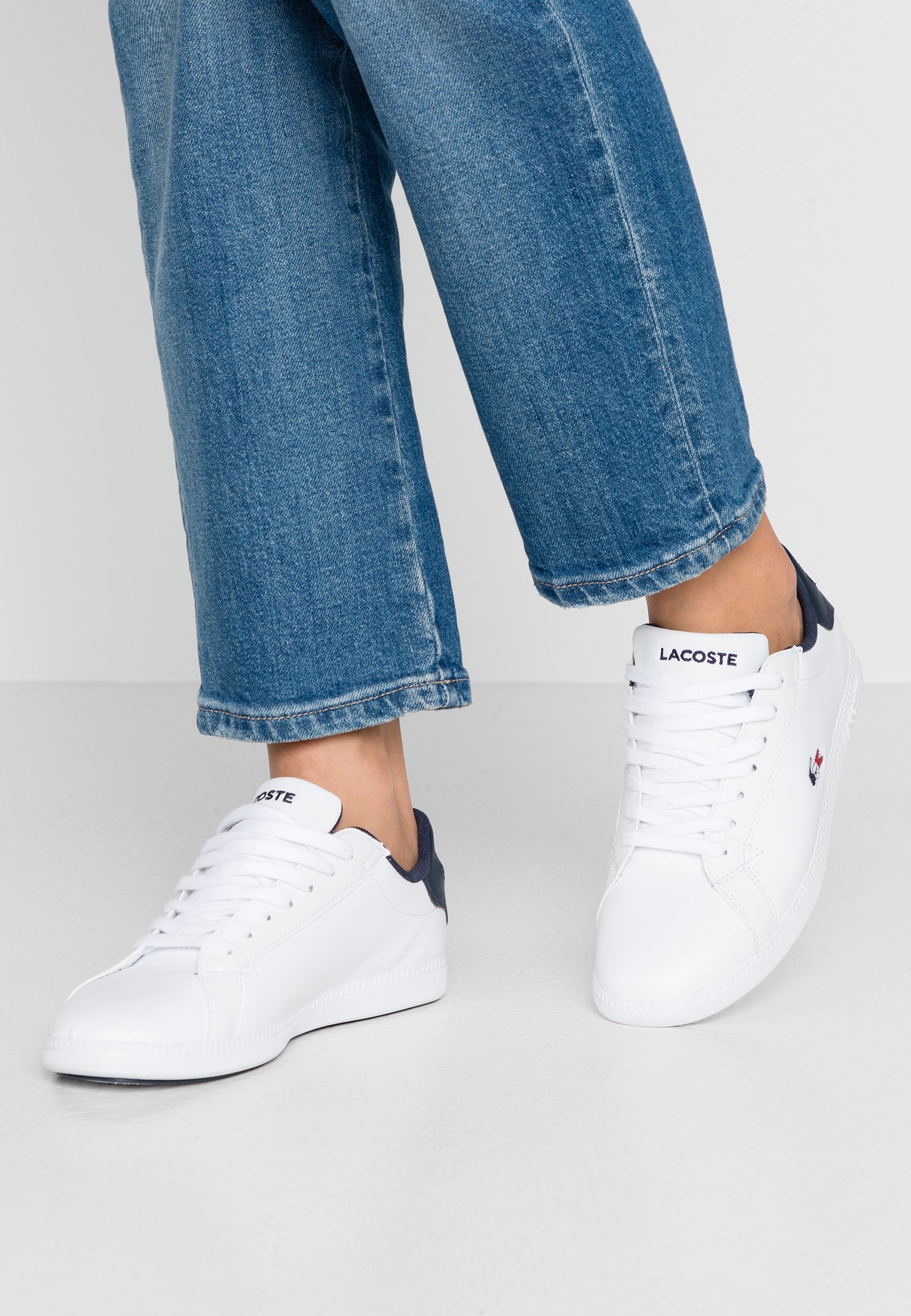 lacoste mens graduate trainers white dark blue