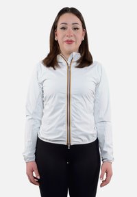 Giacca bianca con zip, collo alto, caratterizzata da un dettaglio della zip colorato e polsini elasticizzati; texture liscia e design aderente.