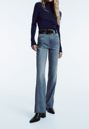 HIGH-WAIST WITH PRONOUNCED SEAMS - Straight leg jeans - blue grey