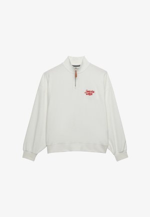 Sweat-shirt blanc à fermeture quarter-zip, manches longues, poignets et ourlet côtelés, avec un petit logo rouge "Superdry" sur la poitrine gauche.