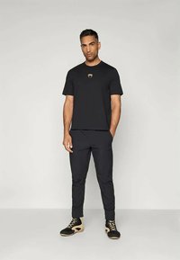 Venum INVADER - Apdrukāts T-krekls - black/sand