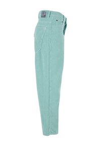 Pantaloni in corduroy verde chiaro con design a gamba dritta, dotati di una tasca posteriore e di un'etichetta con il logo sulla vita. Linee verticali testurizzate visibili.