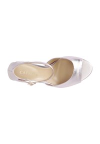Sandal alta con tacco in metallo rosa chiaro, con punta aperta e un ampia fascetta. Presenta una chiusura con fibbia e una suola interna liscia.