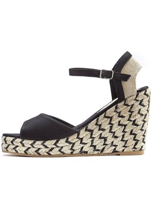 Sorte læder wedge sandal med åben tå, justerbar ankelrem og vævet jute ydersål med et sort og natur mønster.