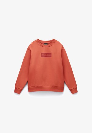 Sudadera color coral hecha de una tela suave, con escote redondo, puños y dobladillo acanalados. Presenta un parche de logo texturizado en la parte delantera.