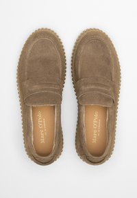Braune Wildlederloafers mit Gummisohle, ausgestattet mit einem breiten Riemen über dem Rist und gestickten Details entlang der Kanten.