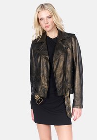 Veste de biker en cuir noir avec un éclat métallique, dotée d'un col à revers, d'une fermeture zippée à l'avant, de détails de ceinture et de poches latérales.