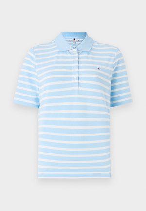Lichtblauw polo shirt met witte horizontale strepen, korte mouwen, kraag en een knoopsluiting met drie knopen. Klein logo op de borst.