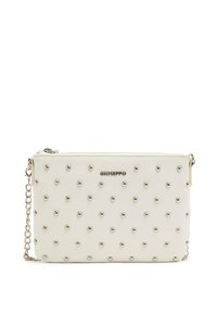 Bolso de mano de piel blanca con un patrón de puntos y tachuelas en tono plateado, con cierre de cremallera y una cadena desmontable.