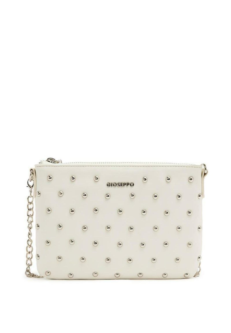 Bolso de mano de piel blanca con un patrón de puntos y tachuelas en tono plateado, con cierre de cremallera y una cadena desmontable.