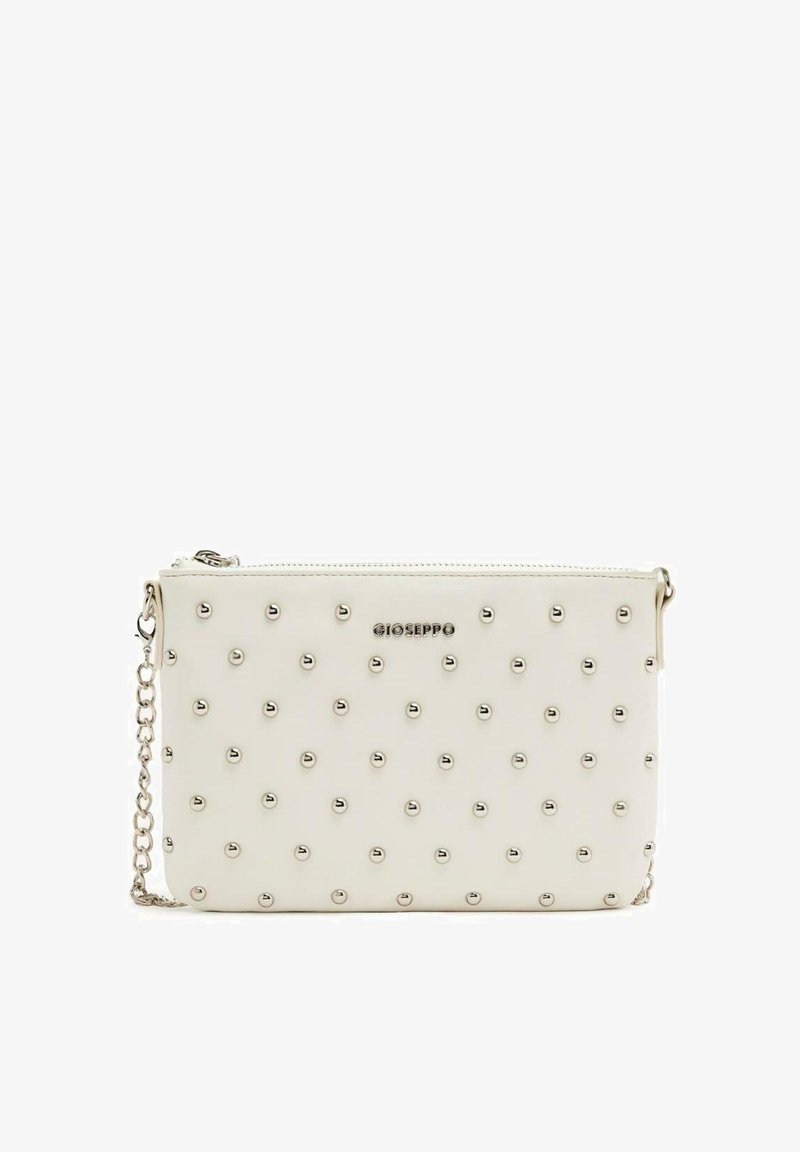 Bolso de mano de piel blanca con un patrón de puntos y tachuelas en tono plateado, con cierre de cremallera y una cadena desmontable.