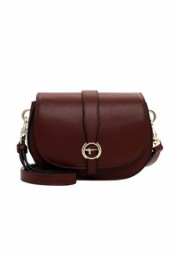 Borsa a tracolla in pelle bordeaux con una chiusura circolare dorata, design curvo e tracolla staccabile. Texture liscia con dettagli di cucitura.