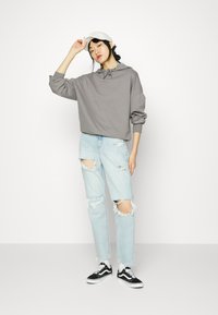 American Eagle MOM  - Calças de ganga de perna direita - aged blue traveller