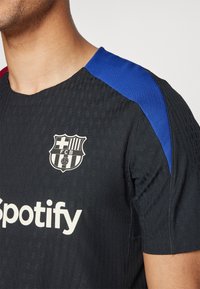 Nike Performance FC BARCELONA M NK DFADV STRK EL TOP K - Roupa de discoteca - black/noble red/orewood brown