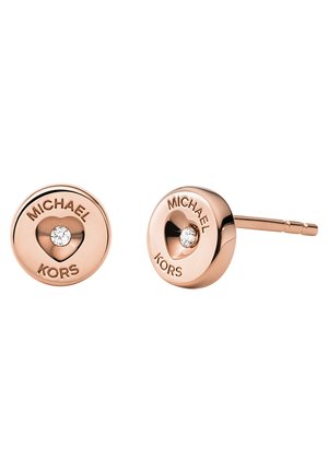 Ohrringe aus rosévergoldetem Metall mit einem kreisförmigen Design, auf dem "Michael Kors" eingraviert ist, und einem kleinen herzförmigen Akzent mit einem schimmernden Kristall.