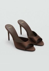 Zapatos de tacón de satén marrón con punta abierta, que presentan una parte delantera curvada y un tacón de aguja delgado. Logo dorado en la planta.
