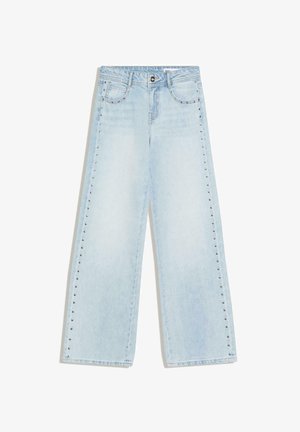 Hellblaue Jeans mit weitem Bein aus Denimstoff, verziert mit silbernen Nieten entlang der Seitennaht. Klassisches Design mit fünf Taschen und Knopfverschluss an der Taille.