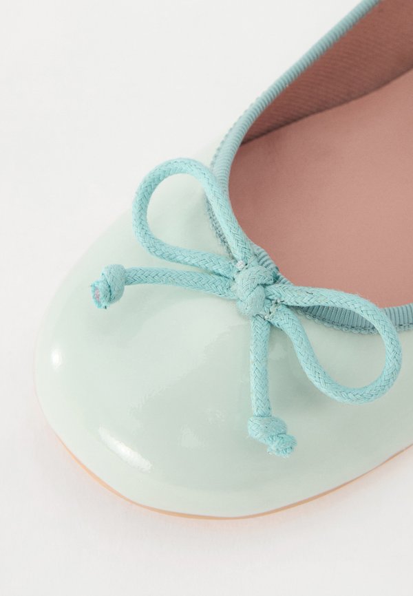 AMI – Riemchenballerina – naple light blu
