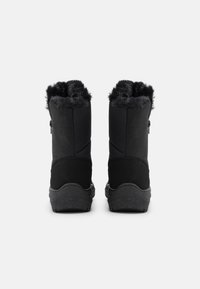 Sorte ankelstøvler med teksturert overdel, faux fur mansjett og slitesterk gummisåle. Glidelåsdetalj på siden for enkel påkledning.