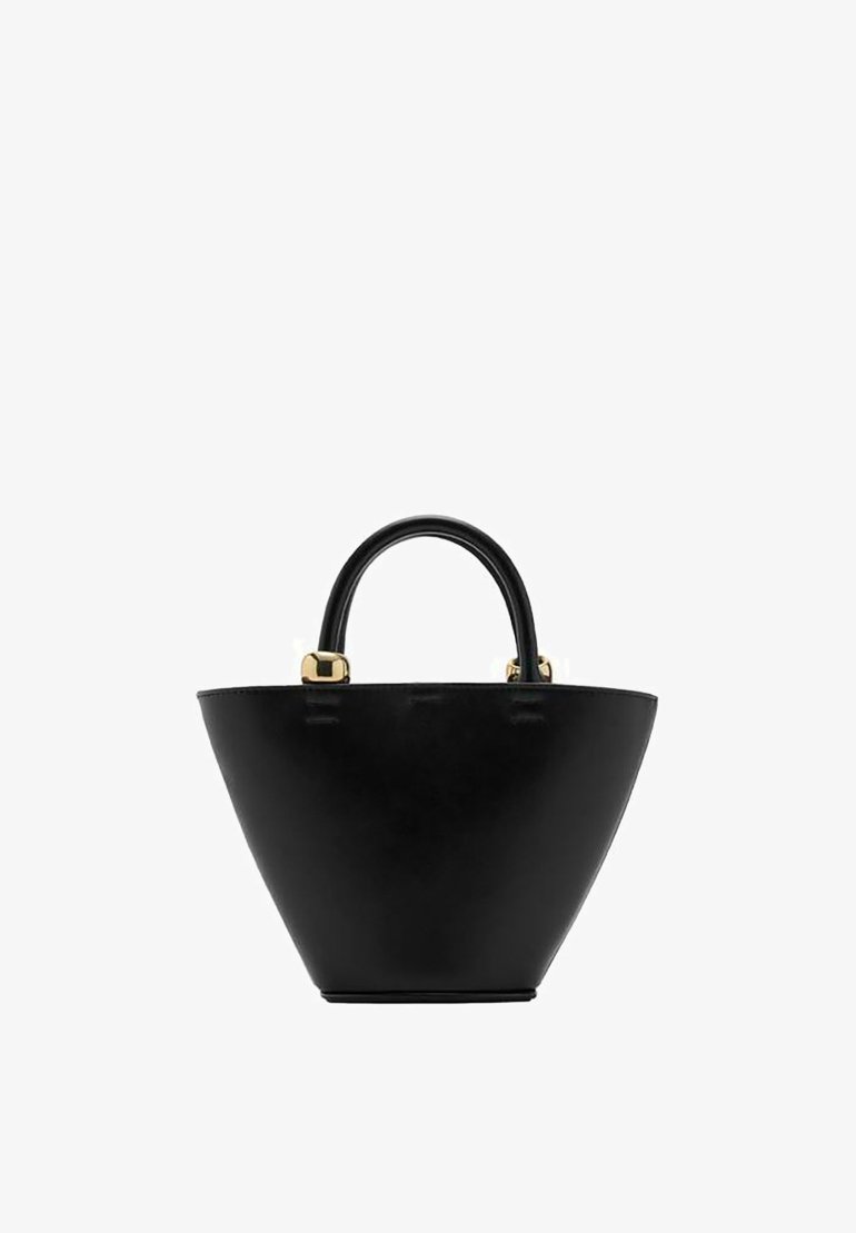 Czarna skórzana torba typu bucket o szerokim, stożkowatym kształcie, zaokrąglonym uchwycie i złotych akcentach. Gładka tekstura, minimalistyczny design.