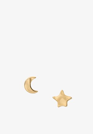 Boucles d'oreilles en or avec un design en croissant de lune et étoile. Texture lisse avec une finition poli ; chaque pièce est distinctement formée et symétrique.