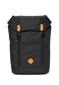 Zwarte roll-top rugzak met twee frontgespen, bruine leren accenten en een klein logopatch in het midden nabij de onderkant.