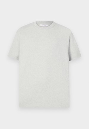 Tricou gri deschis cu mânecă scurtă, realizat din material moale, având guler rotund și o croială lejeră, fără modele sau accente vizibile.