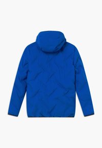 Blauwe hooded jack met lange mouwen, gezien vanaf de achterkant, met een gladde, licht gekreukte stof en geen zichtbare logo's of patronen.