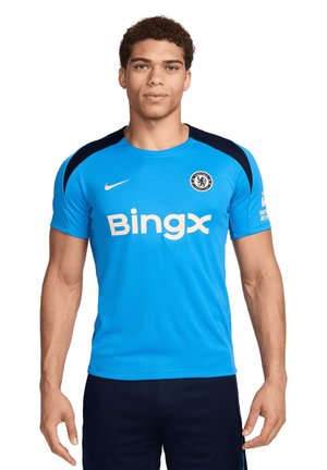 Jersey atlético azul con mangas cortas, acentos negros en los hombros, logo de Nike y emblema del Chelsea FC. Texto "Bingx" en blanco en la parte frontal.