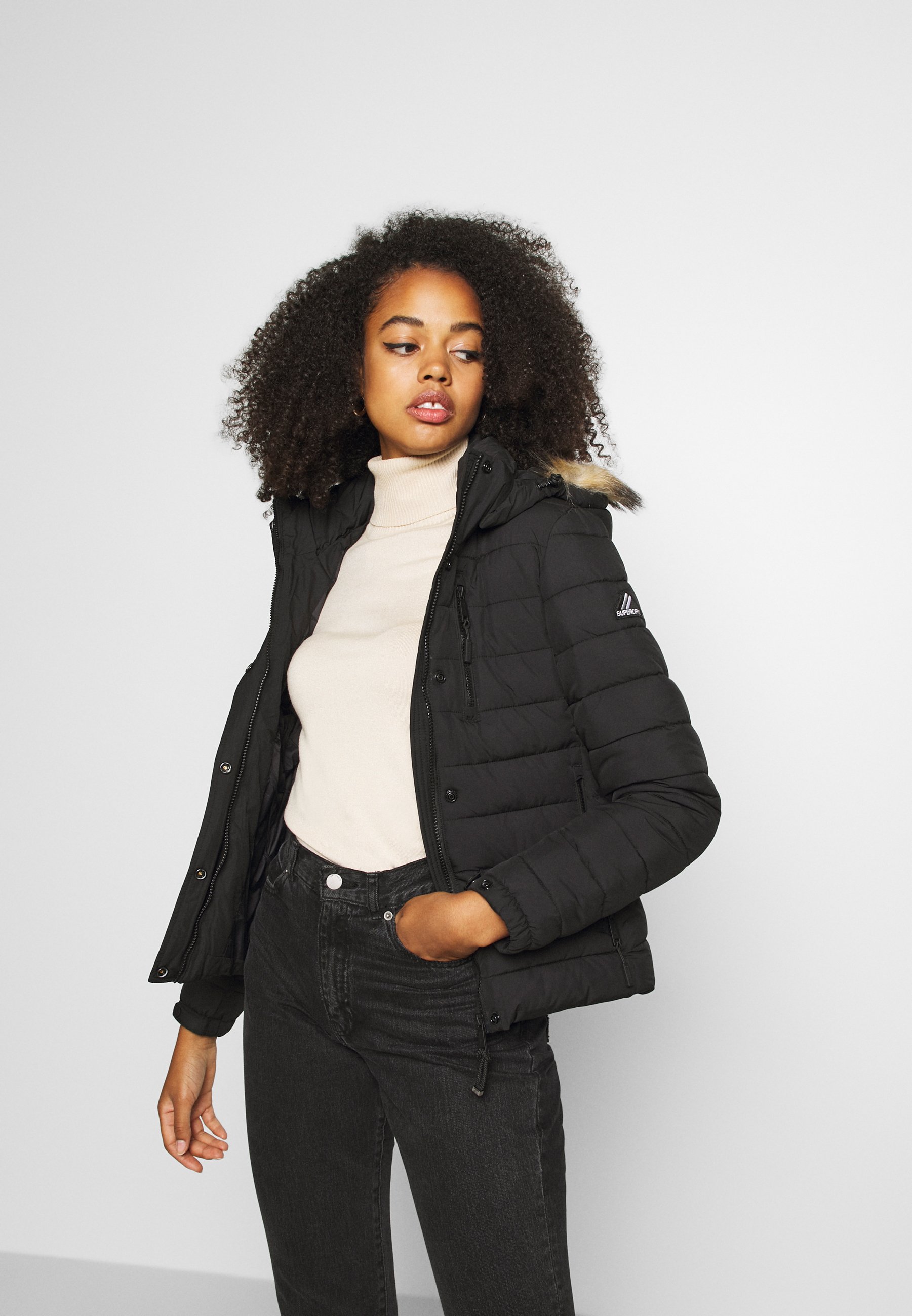 Mujer – Chaqueta corta con capucha Fuji en Negro Superdry ES