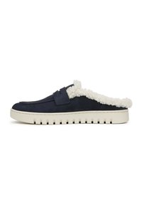 Scarpe slip-on in suede blu navy con una morbida fodera bianca, dotate di una suola piatta in gomma crema e scanalature testurizzate per una migliore aderenza.