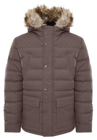 Brun polstret vinterjakke med knappelukning fortil, fire lommer og hætte trimmet med lys og mørkebrun kunstpels.