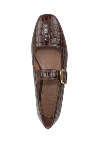 Scarpa flat Mary Jane in pelle marrone con motivo coccodrillo, punta quadrata arrotondata, cinturino regolabile e dettaglio in fibbia dorata.