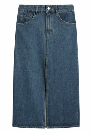 Kvinde iført hvid ærmeløs top, midi jeansnederdel med høj talje og forreste slids, sorte sandaler og holder en stråtaske.